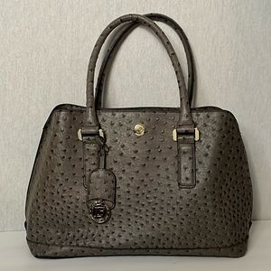 London fog shoulder/hand bag.